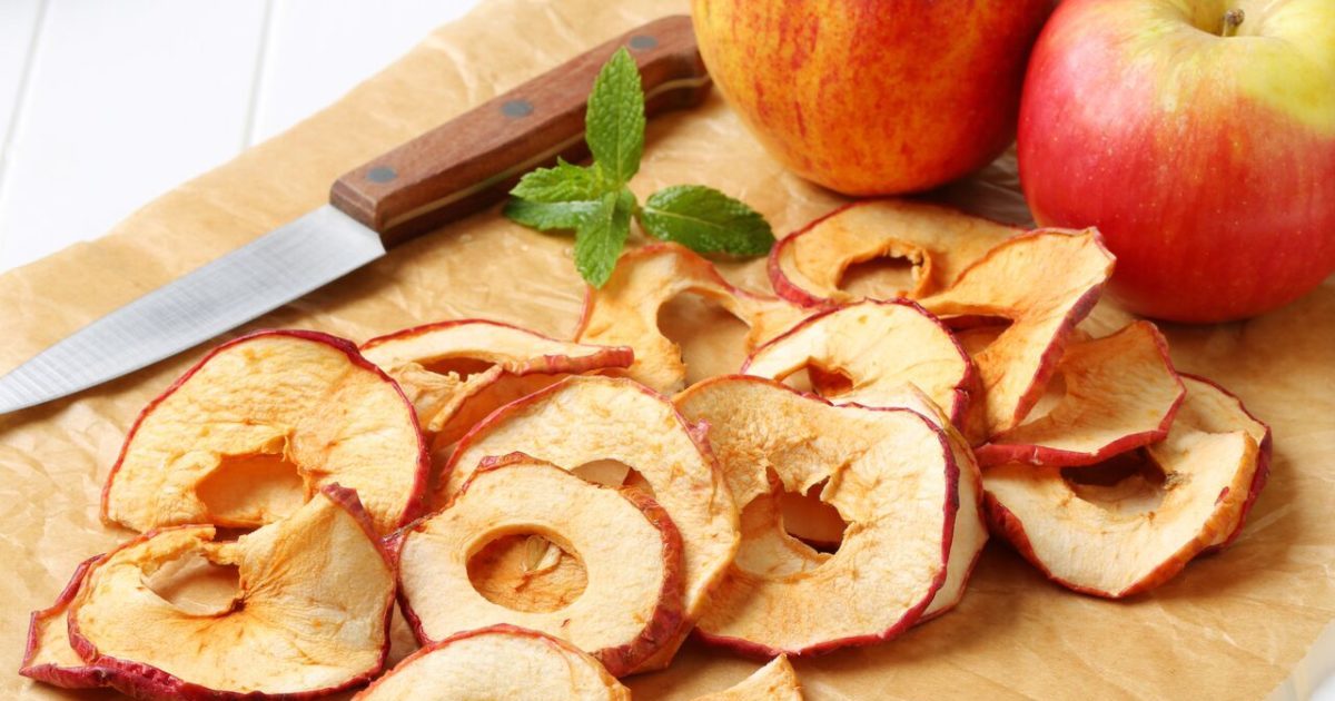 Сравни условия засушивания яблок на разных подносах. Яблочные чипсы в духовке. Сушеные яблоки целиком. Яблоки сушеные красные. Сушеные яблоки на прозрачном фоне.